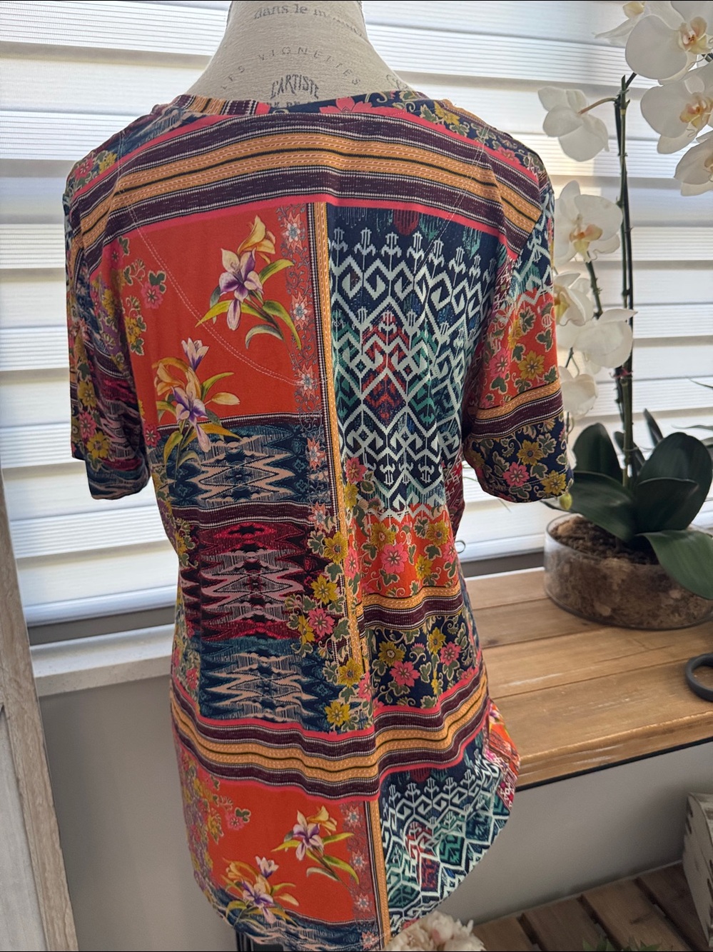 Johnny was Allie Flower Women's V-Neck Top - Orange Multi color size large - Picture 5 of 7